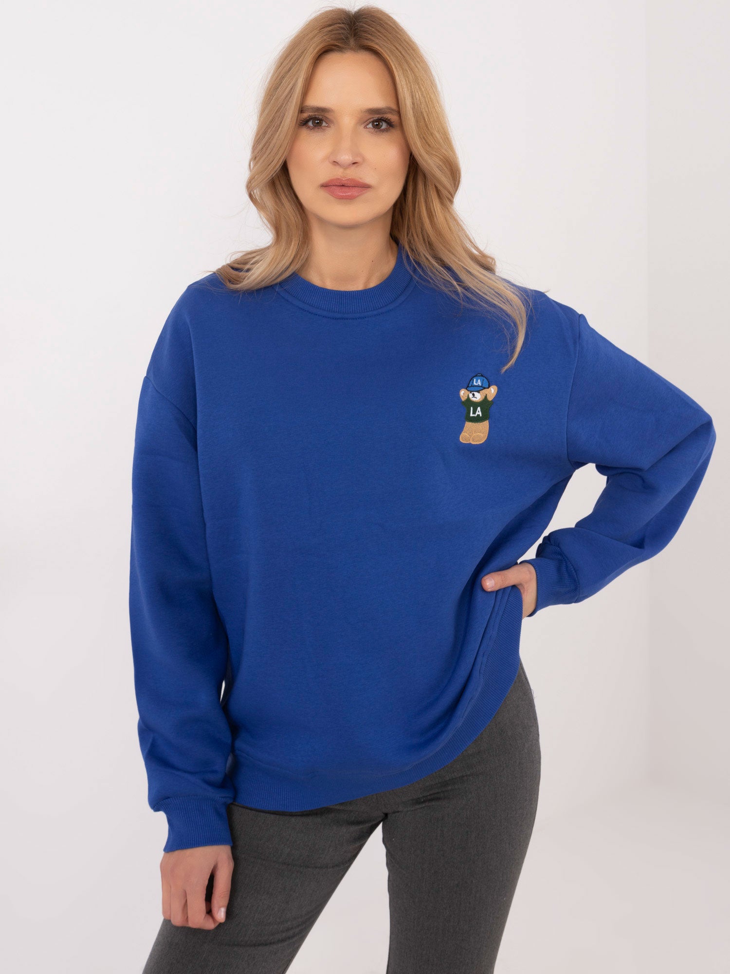 Kobaltowa bluza bez kaptura z naszywką