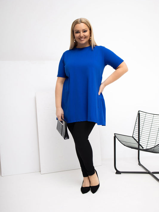 Kobaltowa długa bluzka plus size z falbaną