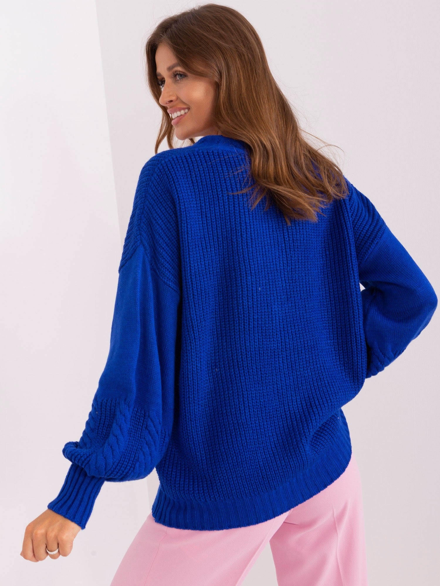 Kobaltowy sweter rozpinany o kroju oversize