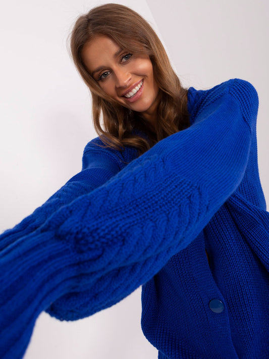 Kobaltowy sweter rozpinany o kroju oversize