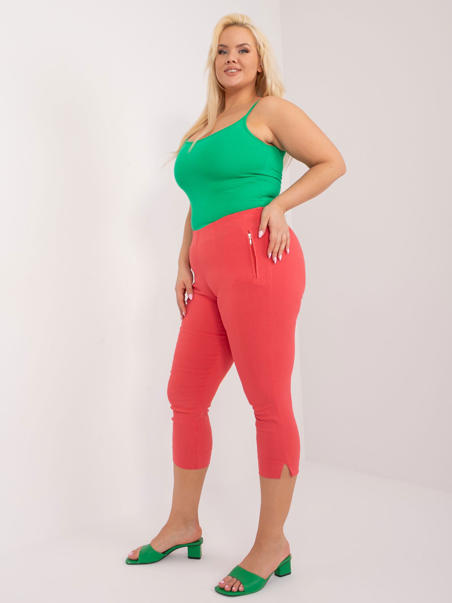 Koralowe spodnie rybaczki plus size bez zapięcia