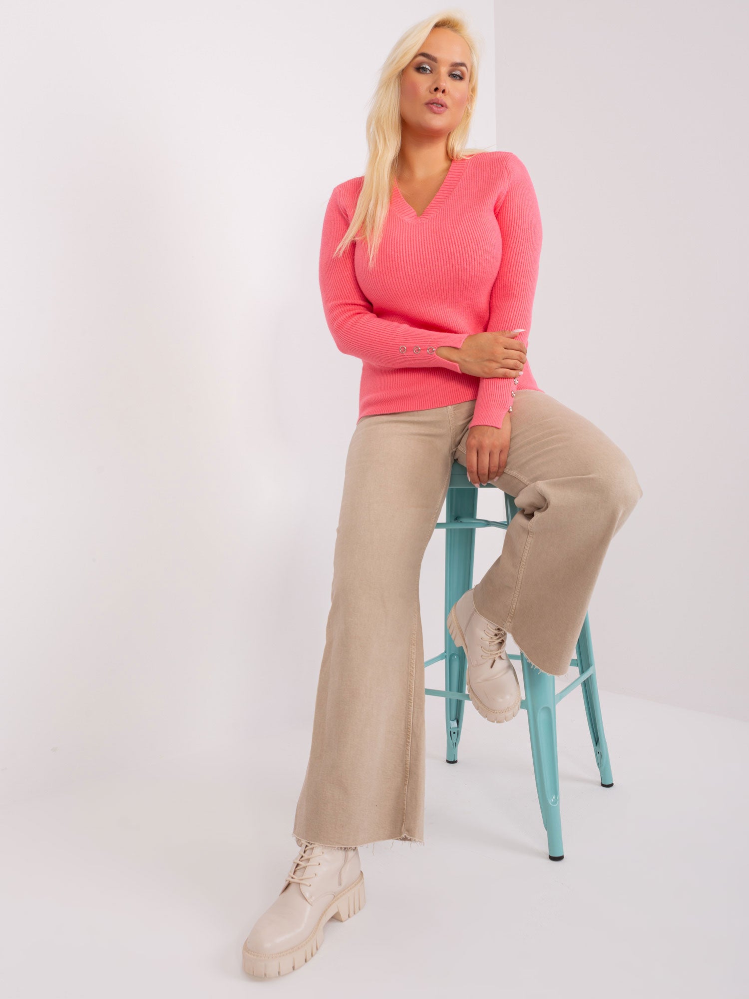 Koralowy damski sweter plus size z dekoltem V