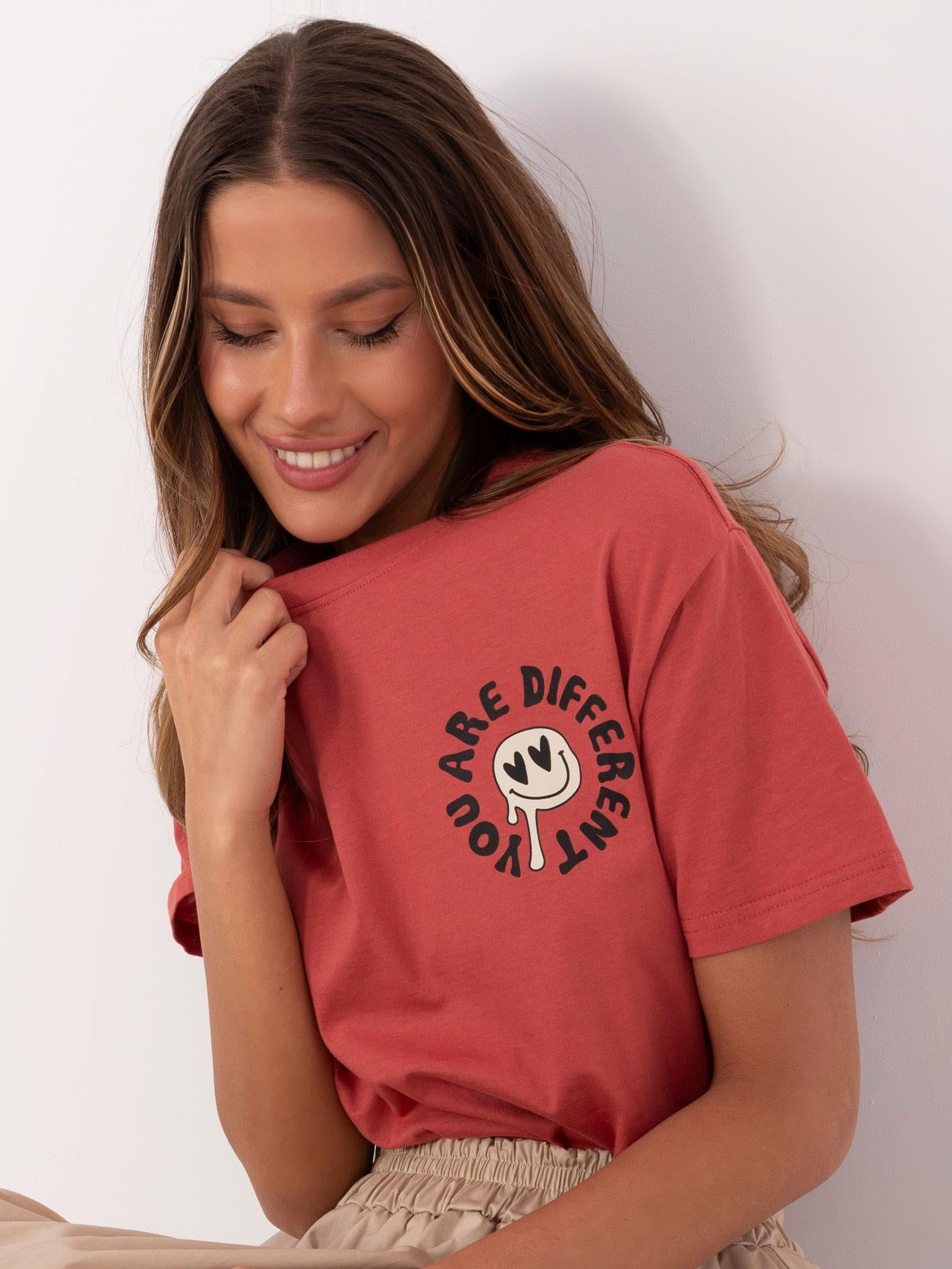 SUBLEVEL Koralowy t-shirt z nadrukiem na plecach