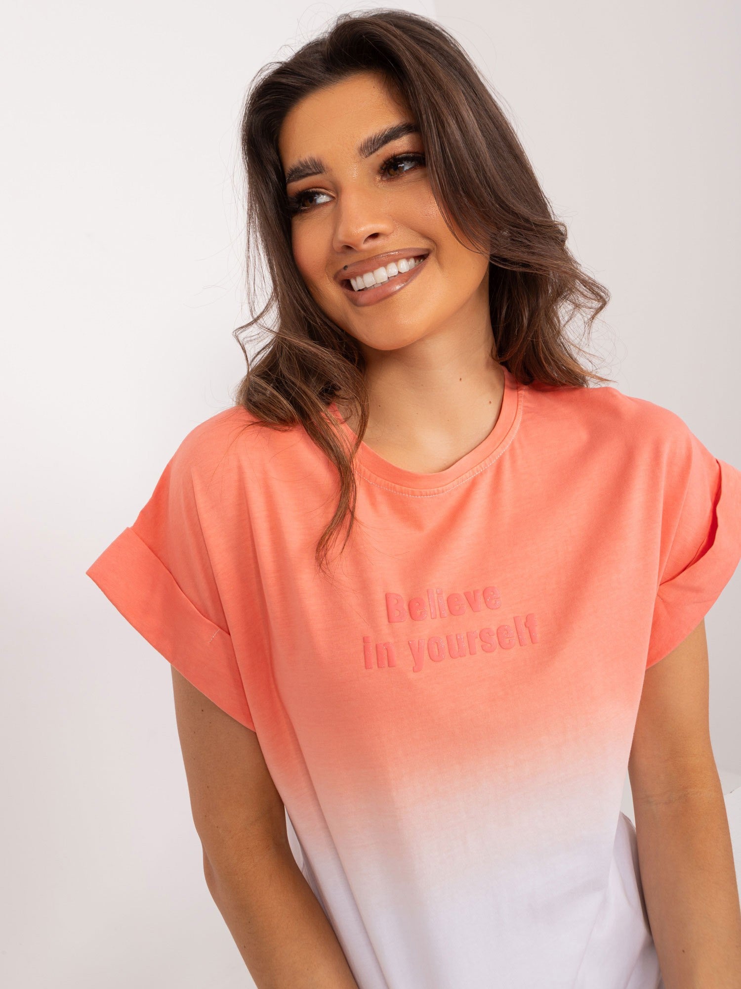 Koralowy damski t-shirt ombre z bawełny