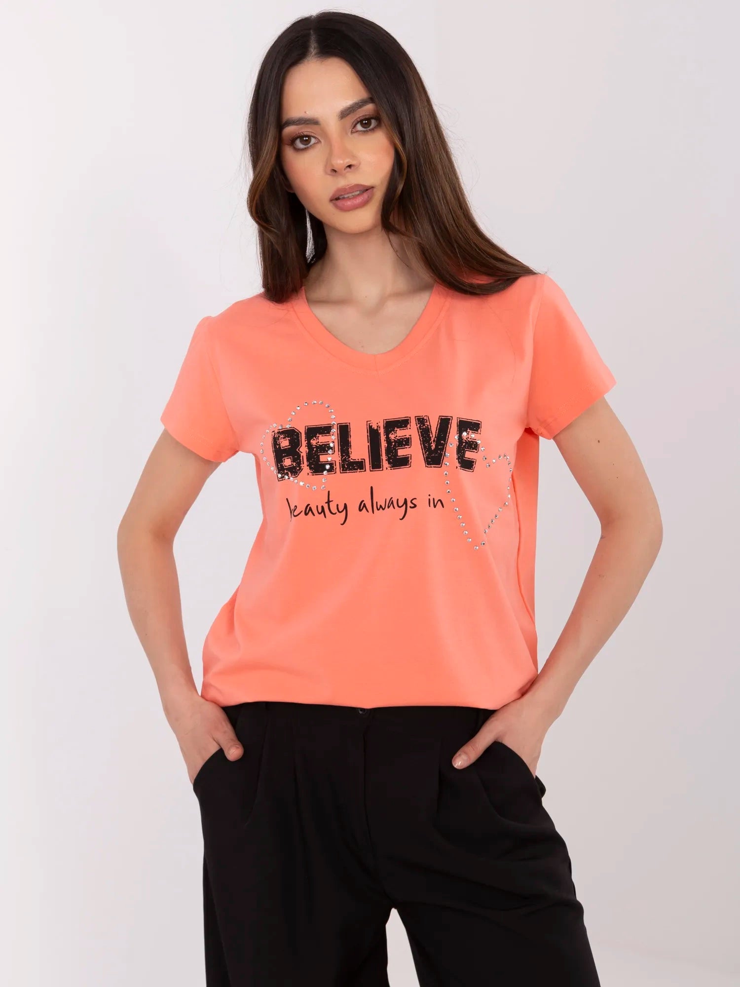 Koralowy damski t-shirt  z aplikacjami w serca