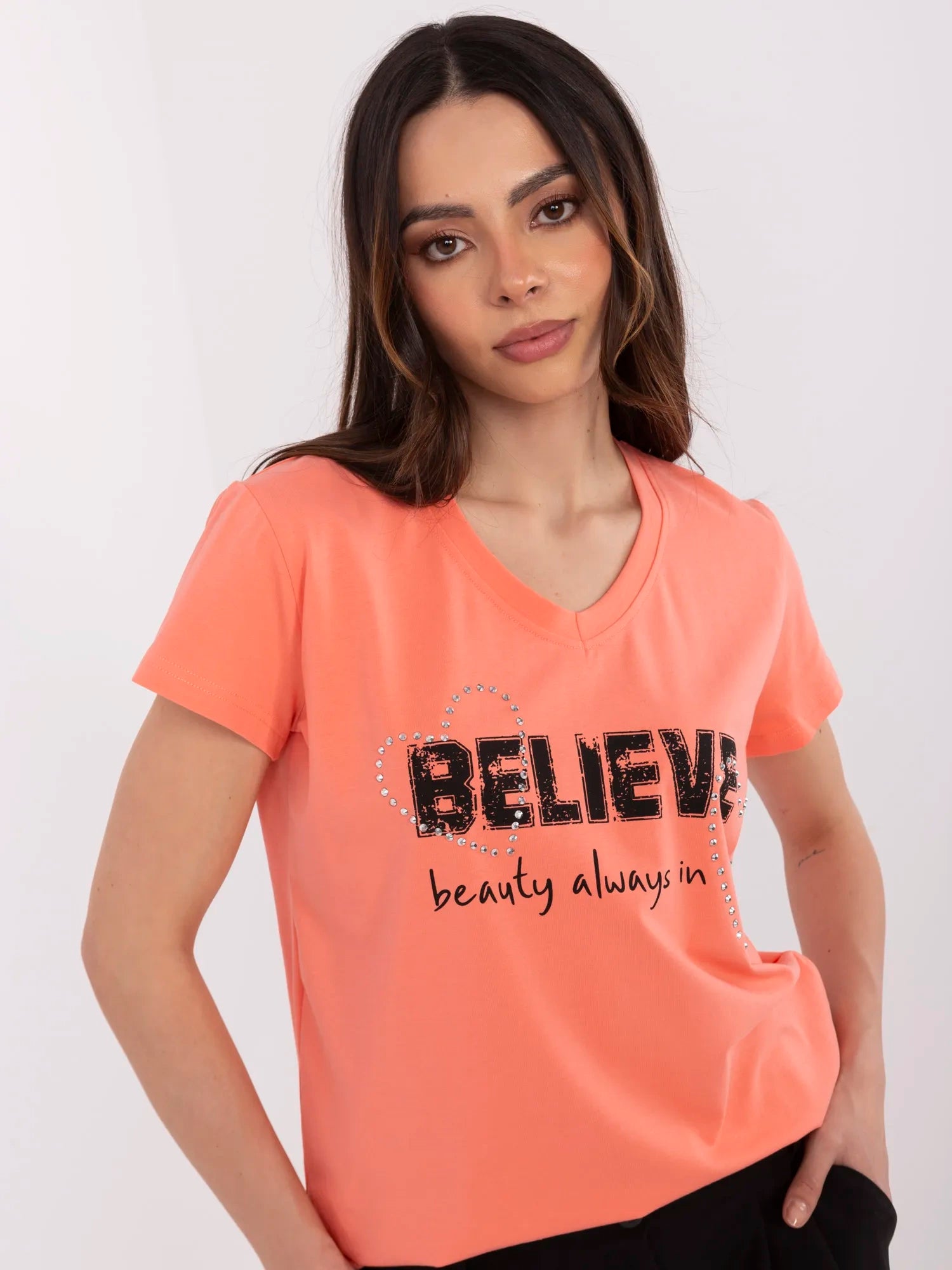 Koralowy damski t-shirt  z aplikacjami w serca
