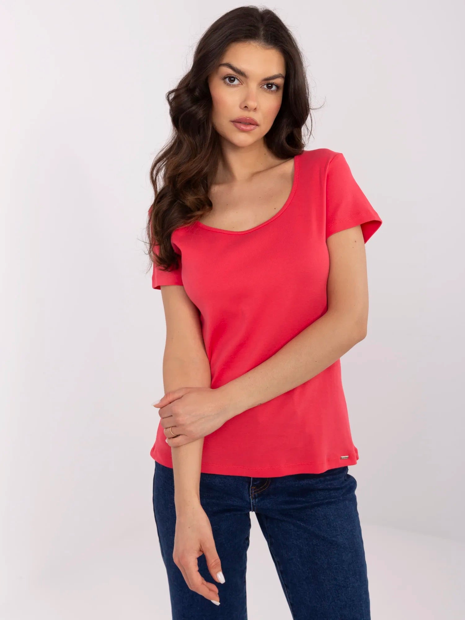 Koralowy dopasowany t-shirt basic z bawełny