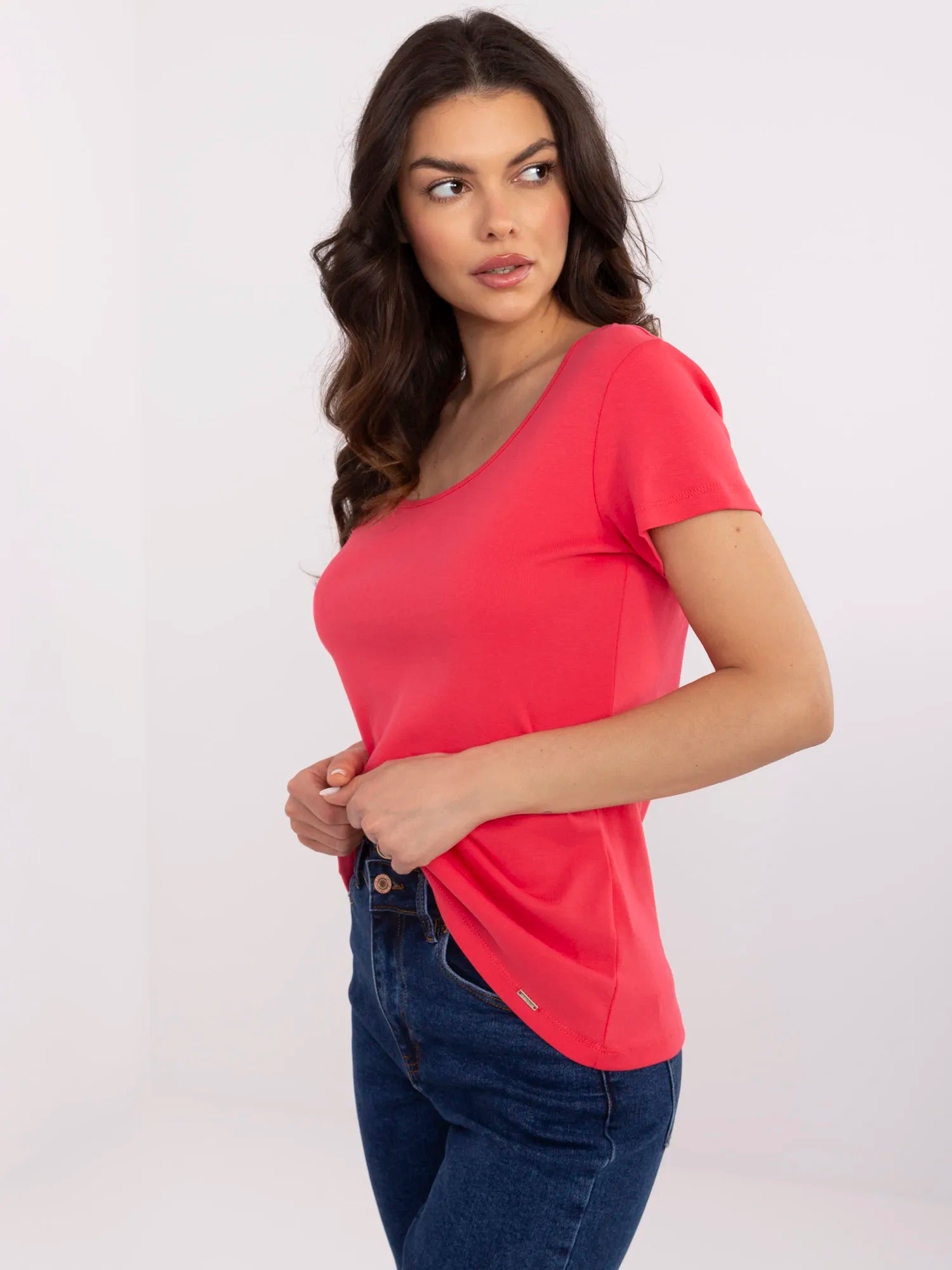 Koralowy dopasowany t-shirt basic z bawełny