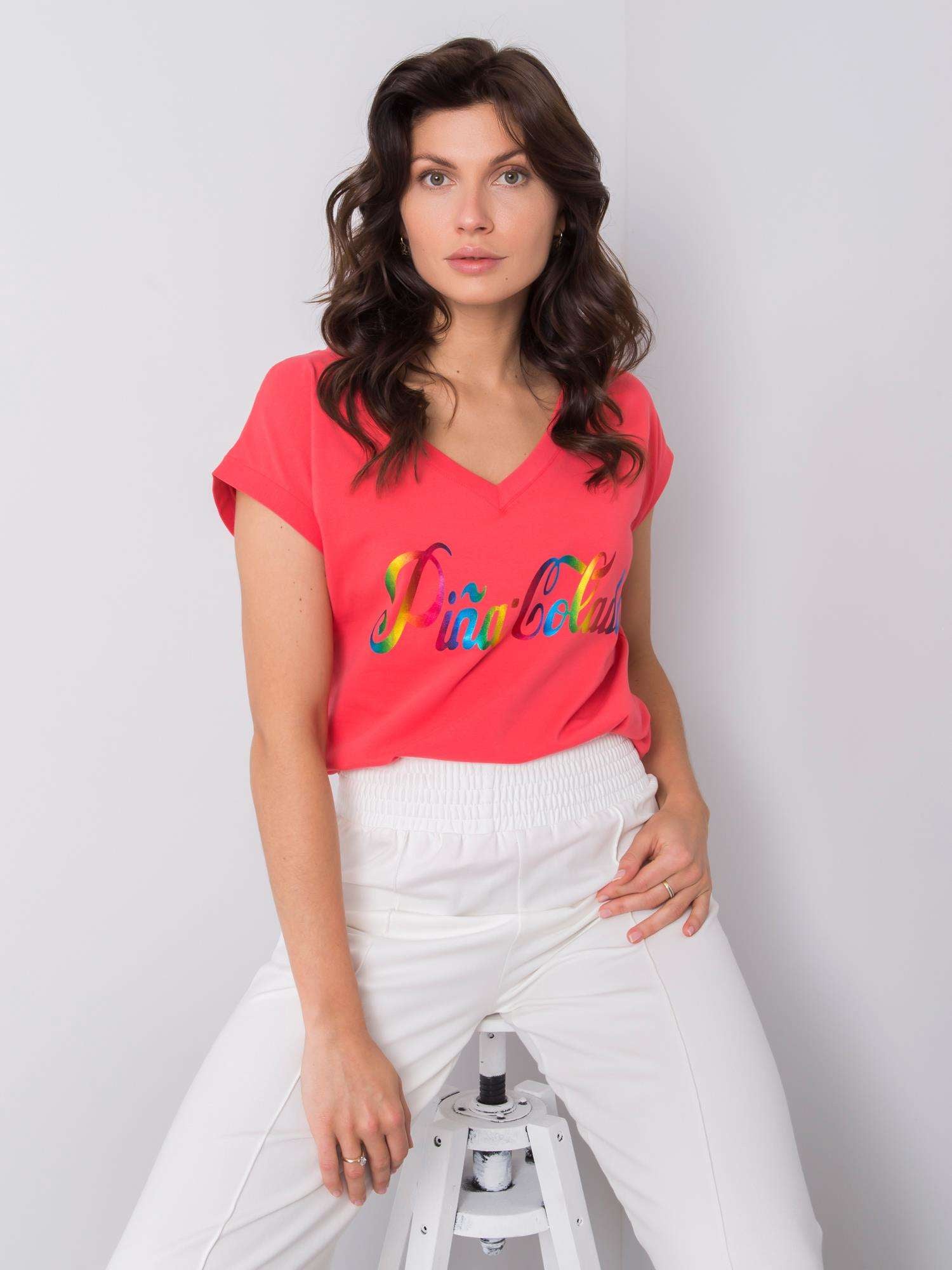 Koralowy t-shirt z kolorowym nadrukiem