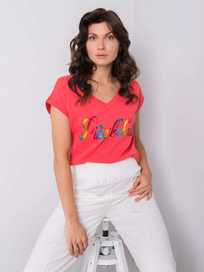 Koralowy t-shirt z kolorowym nadrukiem