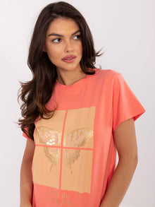 Koralowy damski t-shirt z aplikacją