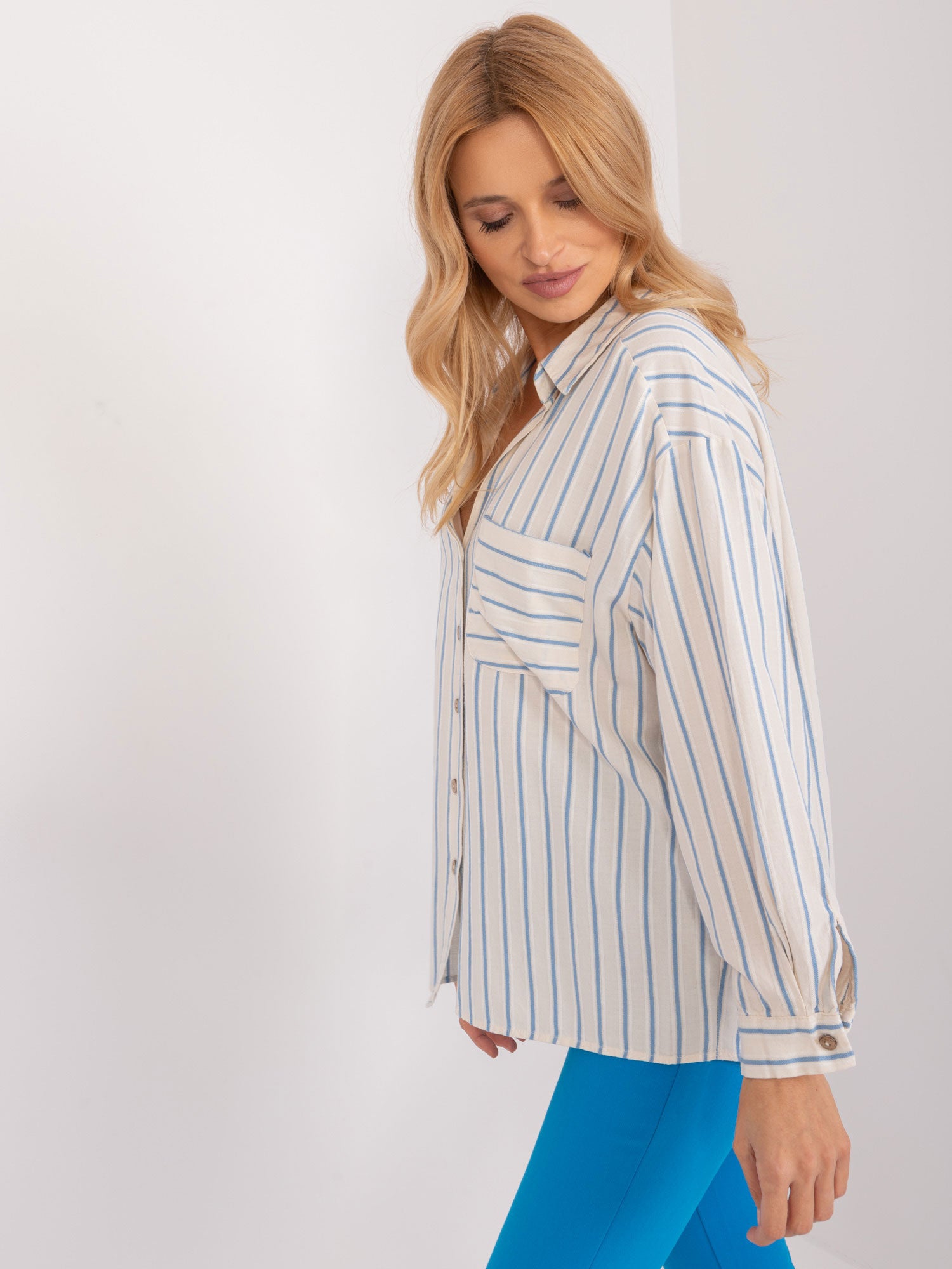 Kremowo-niebieska koszula oversize w paski