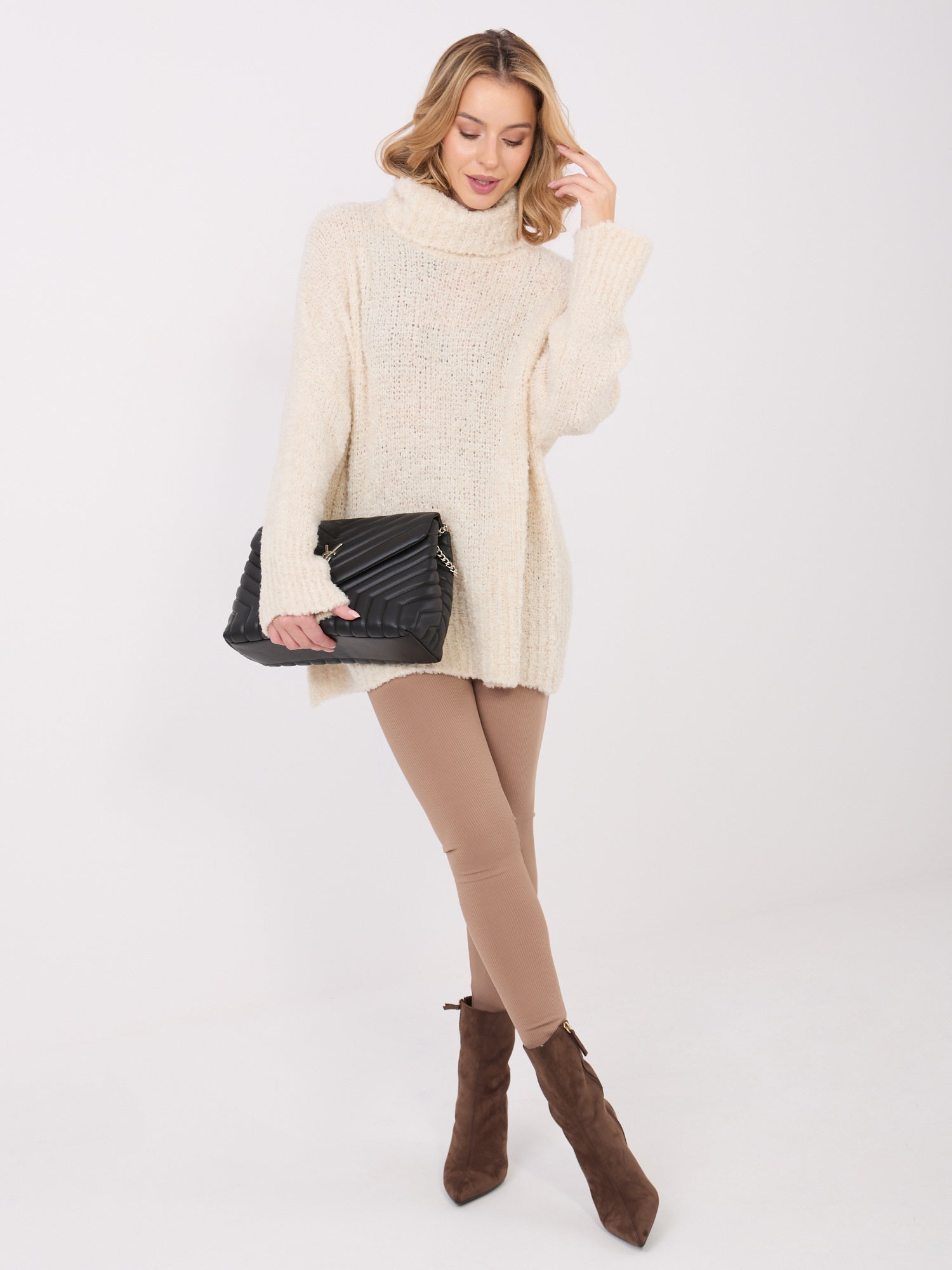 Kremowy sweter boucle o kroju oversize