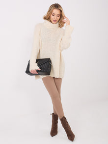 Kremowy sweter boucle o kroju oversize