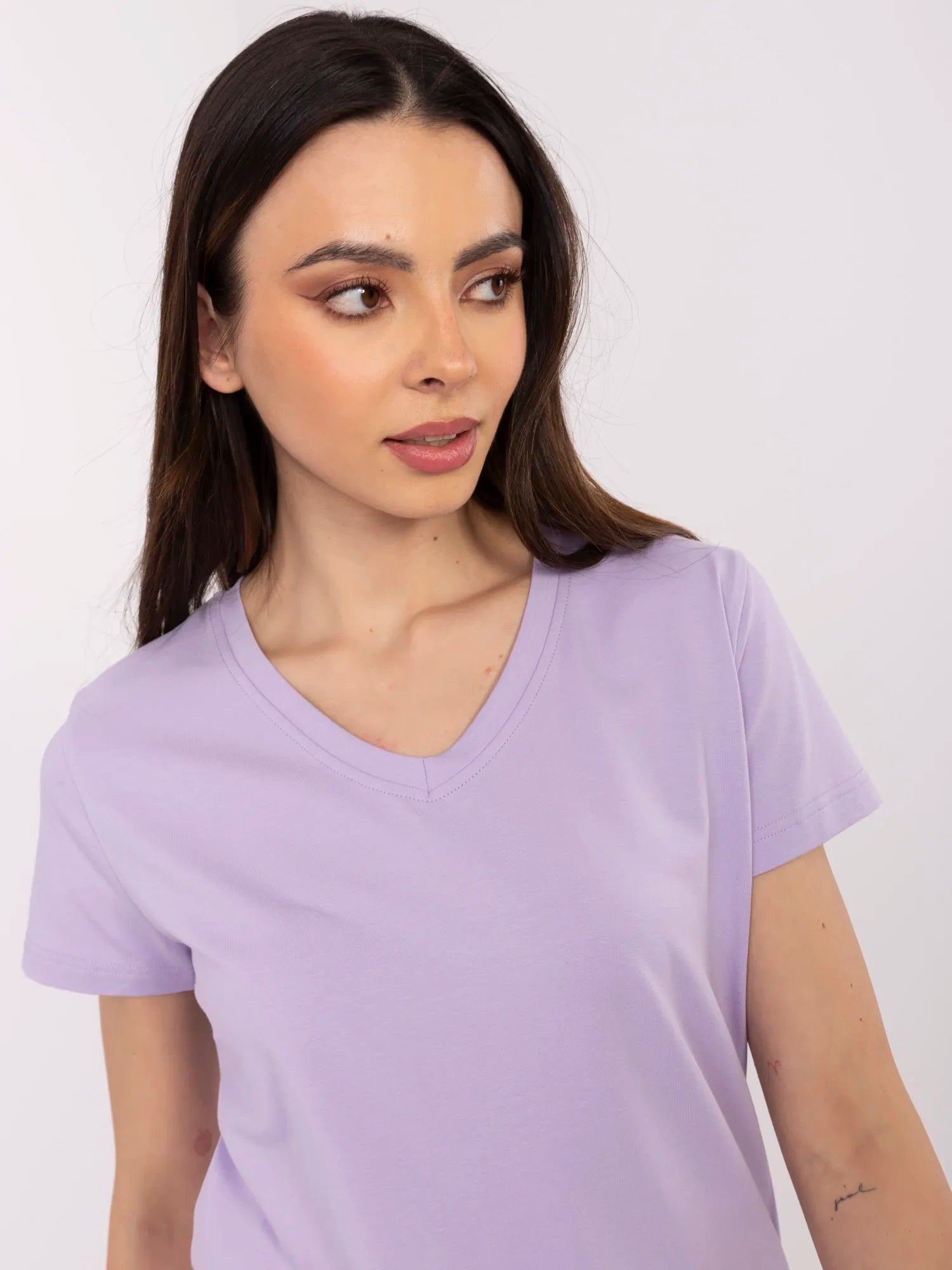 BASIC FEEL GOOD Liliowy t-shirt z dekoltem V