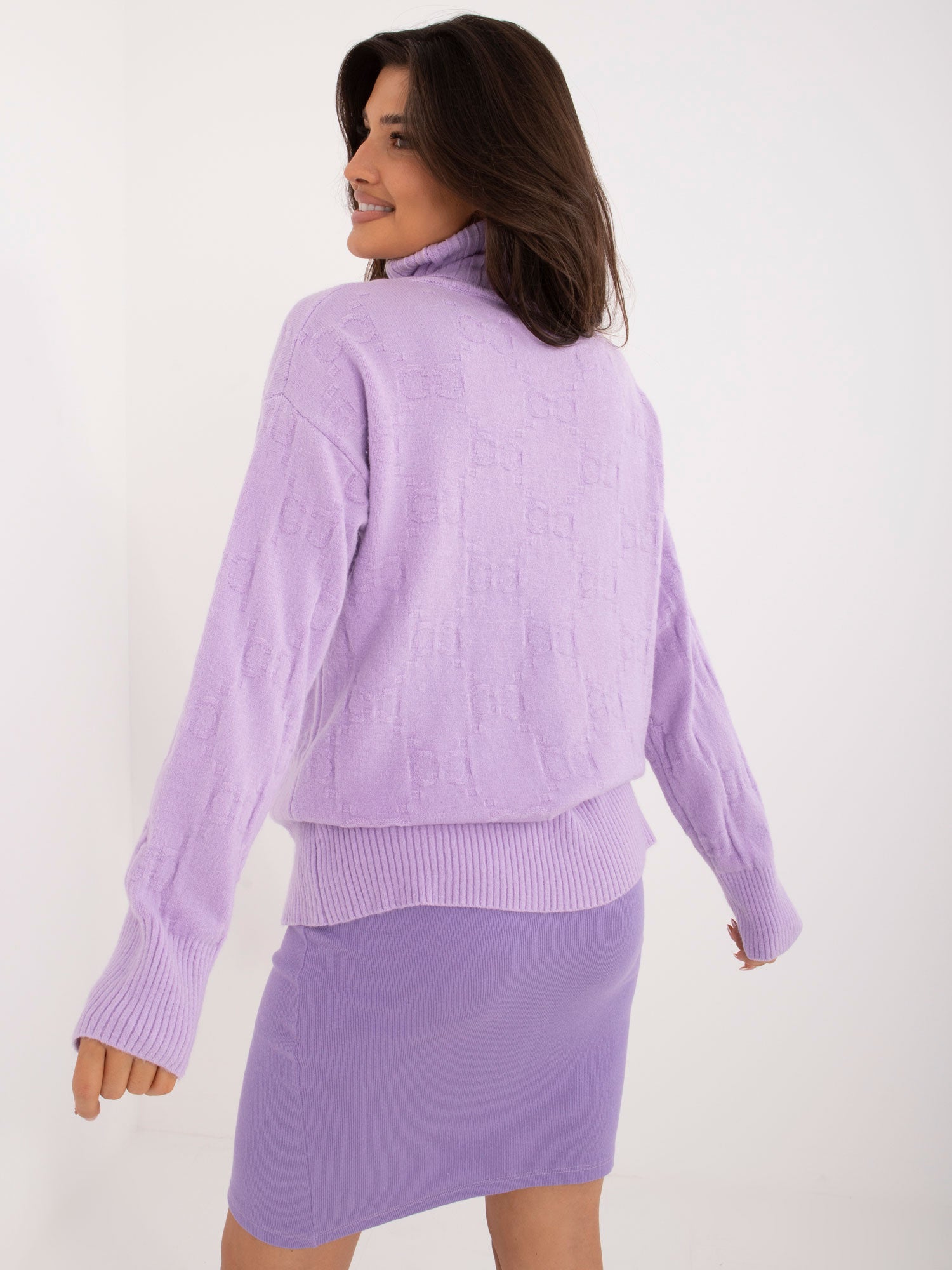 Liliowy luźny sweter golf we wzory