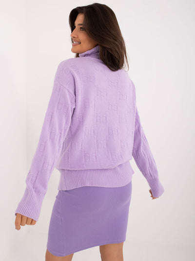 Liliowy luźny sweter golf we wzory