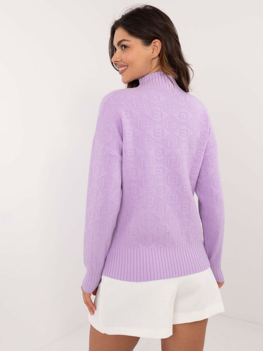 Liliowy wzorzysty sweter z półgolfem i długim rękawem
