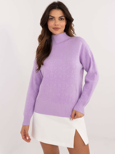 Liliowy wzorzysty sweter z półgolfem i długim rękawem