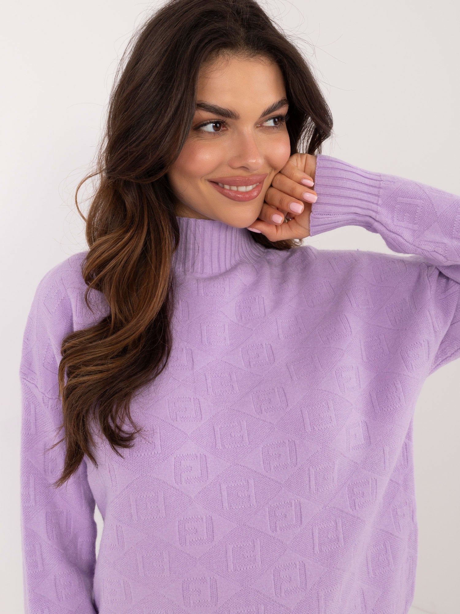 Liliowy wzorzysty sweter z półgolfem i długim rękawem