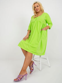 Limonkowa sukienka plus size basic z guzikami przy dekolcie