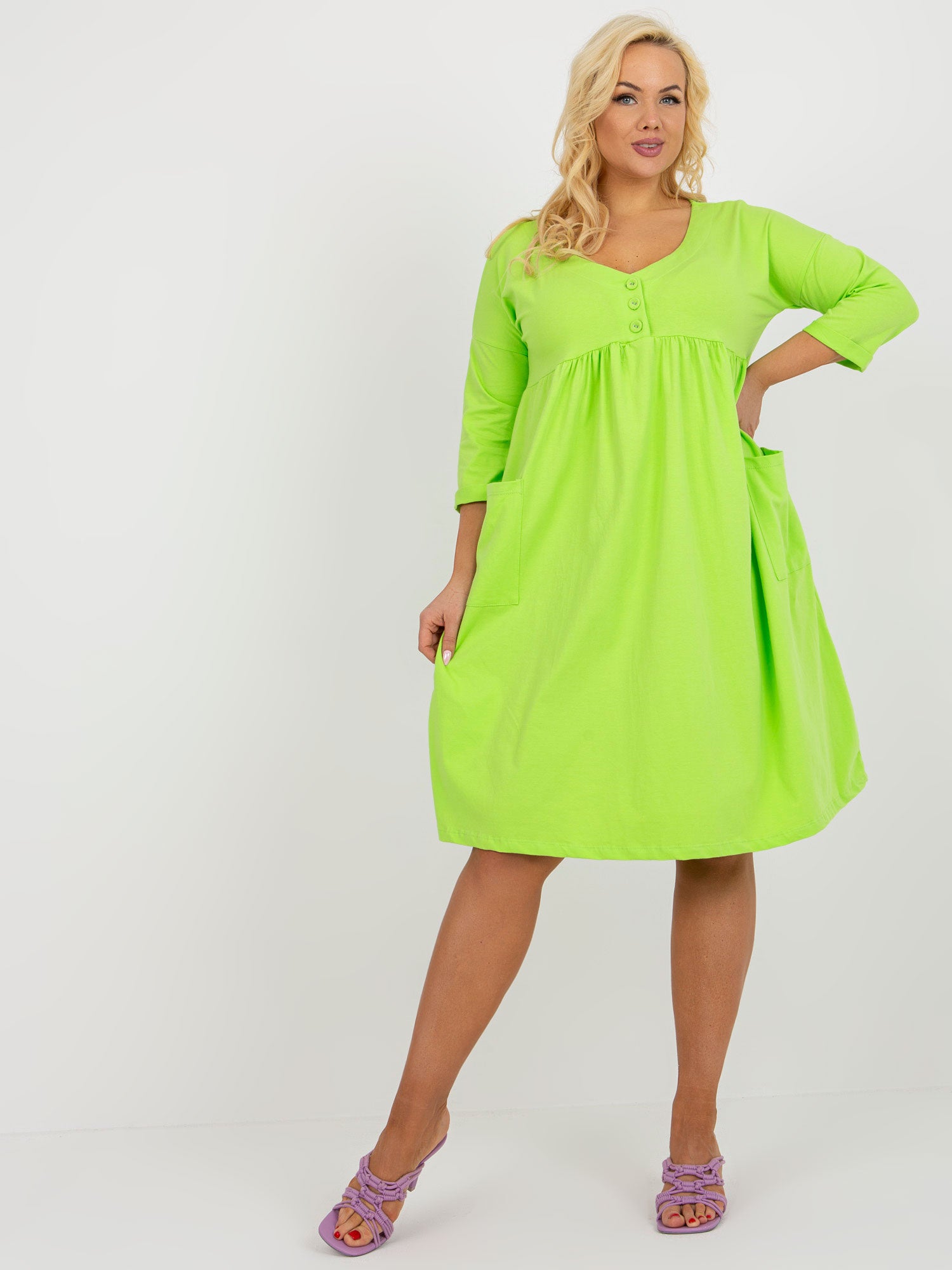 Limonkowa sukienka plus size basic z guzikami przy dekolcie