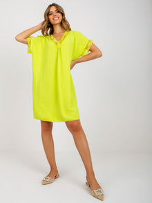 Limonkowa sukienka oversize z koronką