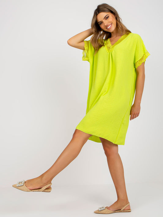 Limonkowa sukienka oversize z koronką