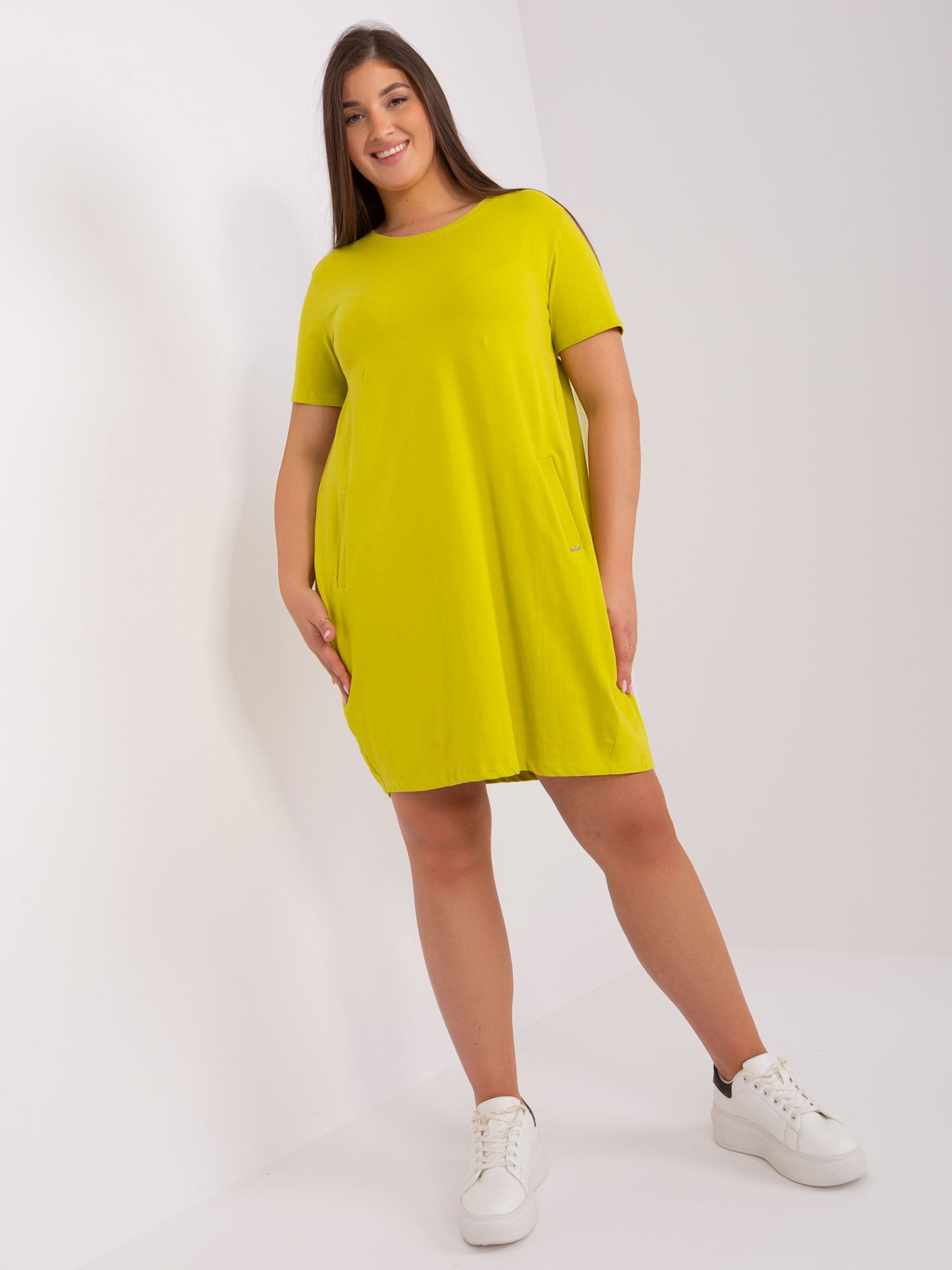Limonkowa sukienka plus size basic z kieszeniami