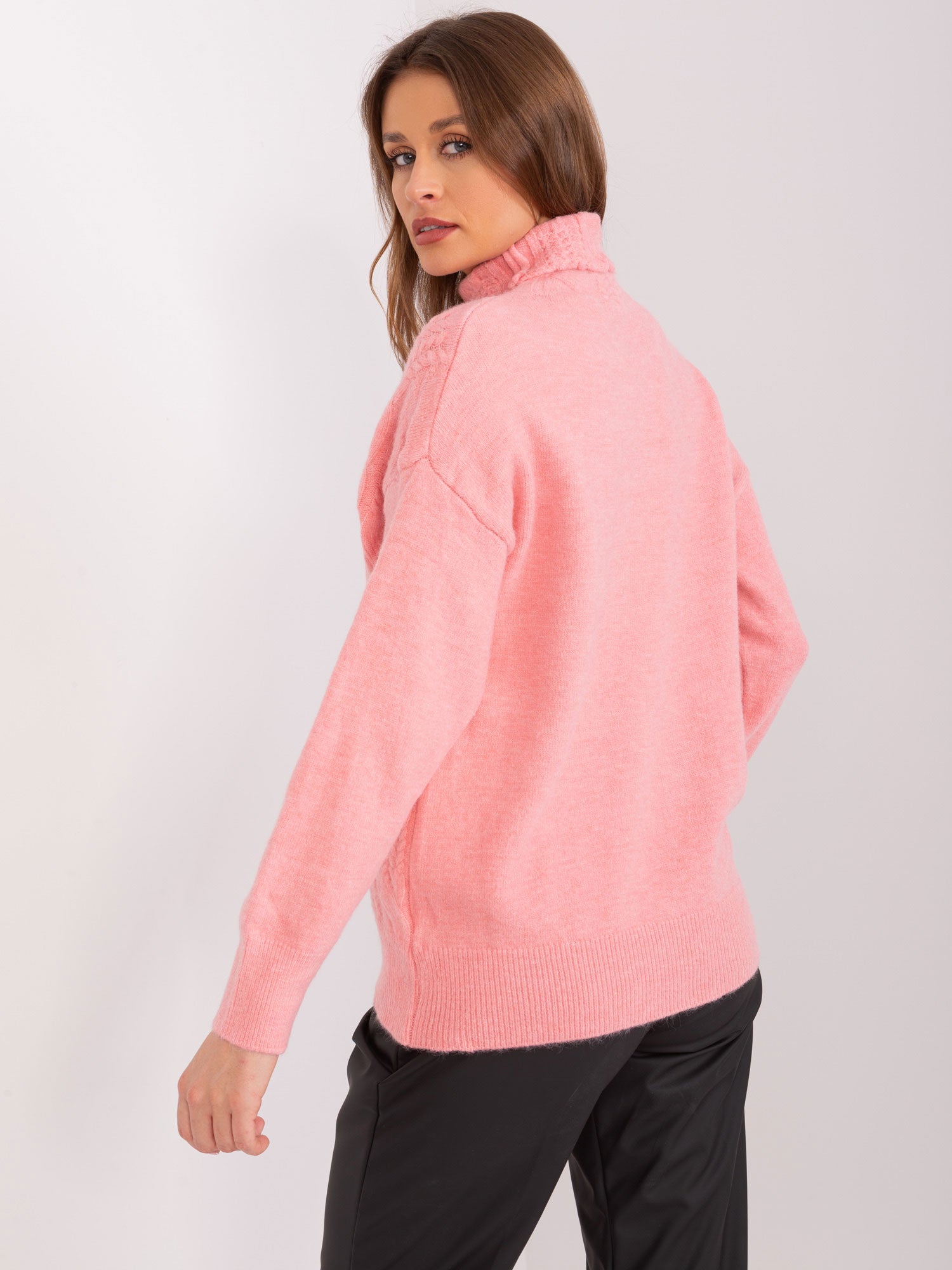 Łososiowy sweter damski golf w warkocze