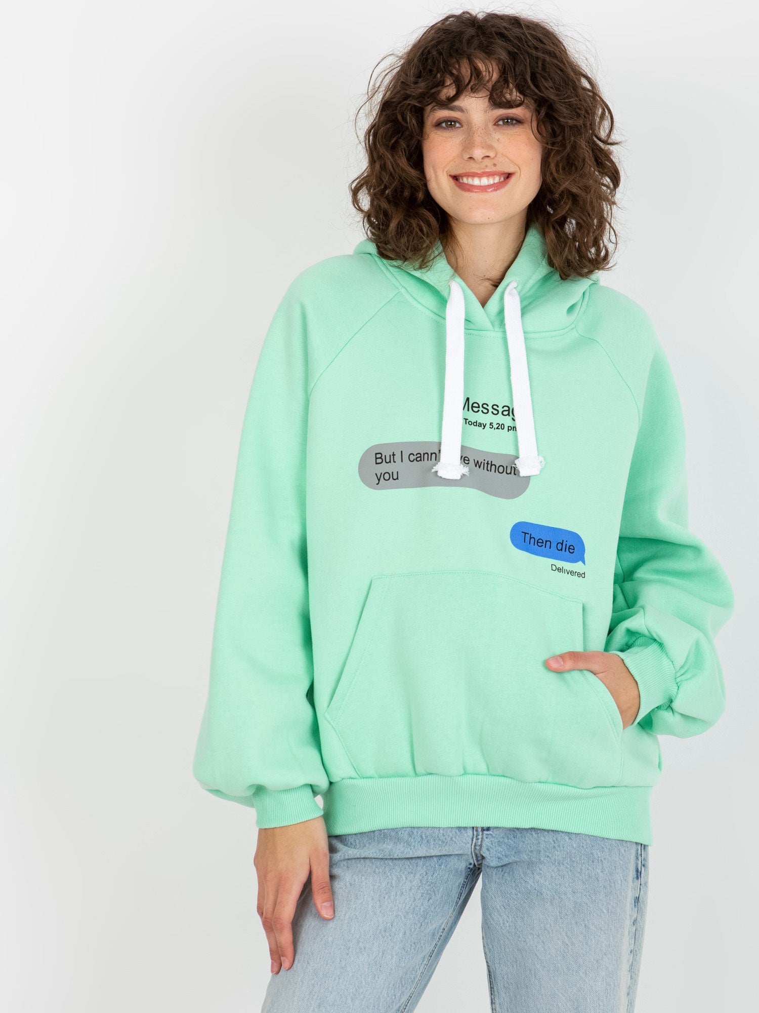 Miętowa dresowa bluza oversize kangurka z napisami