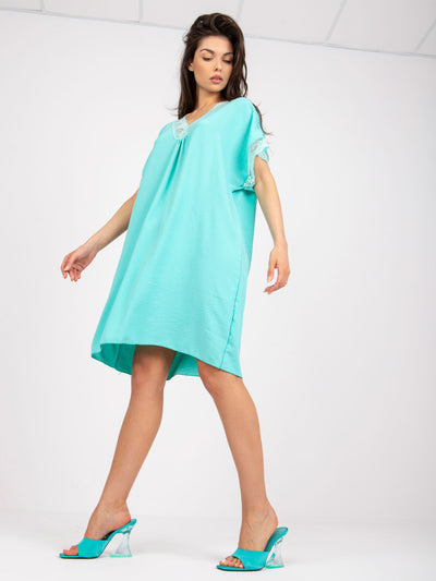 Miętowa luźna sukienka oversize z koronką