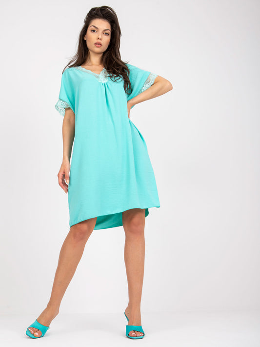 Miętowa luźna sukienka oversize z koronką