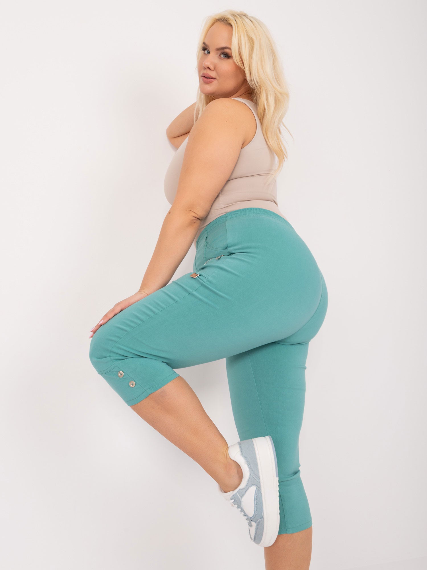 Miętowe spodnie 3/4 plus size z gumką w pasie