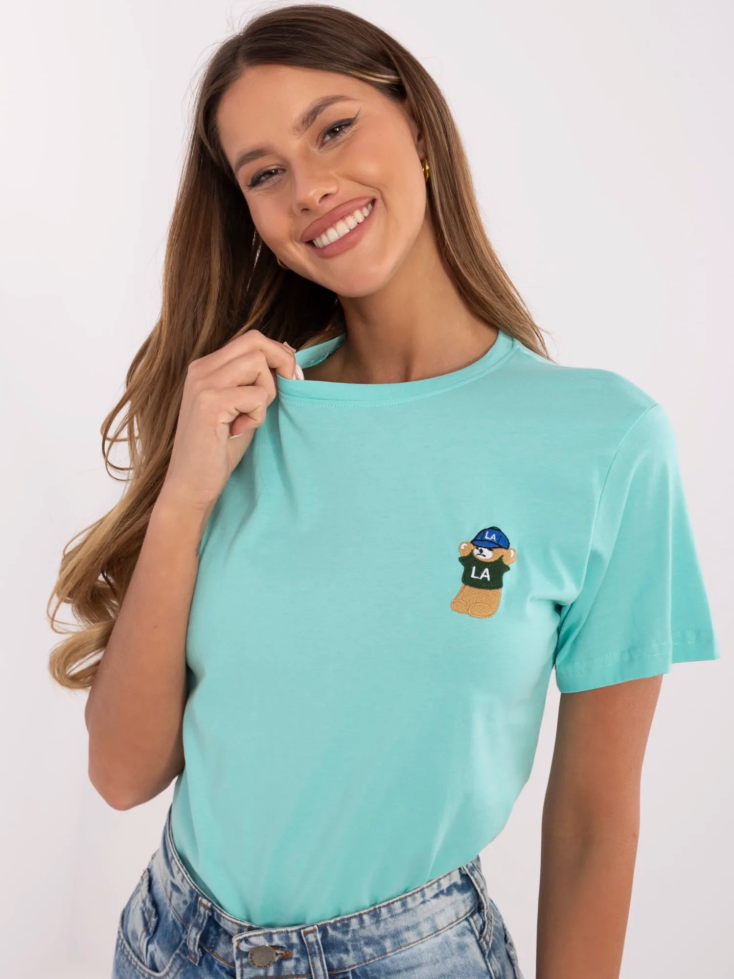 Miętowy damski t-shirt z haftem