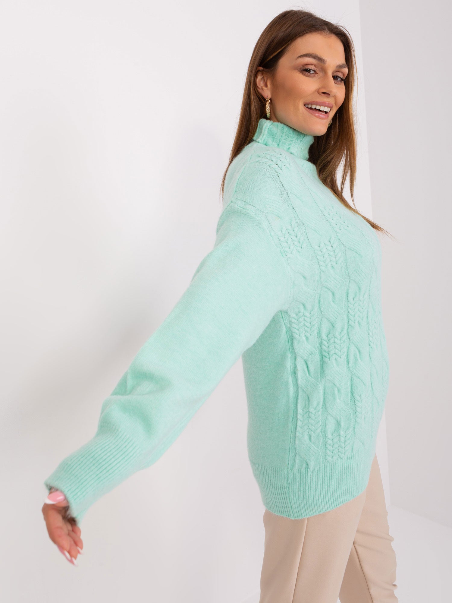 Miętowy dzianinowy sweter z golfem