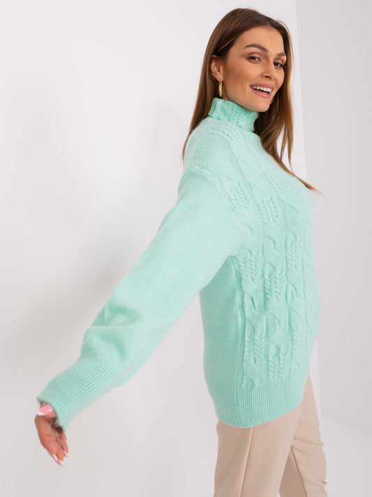 Miętowy dzianinowy sweter z golfem