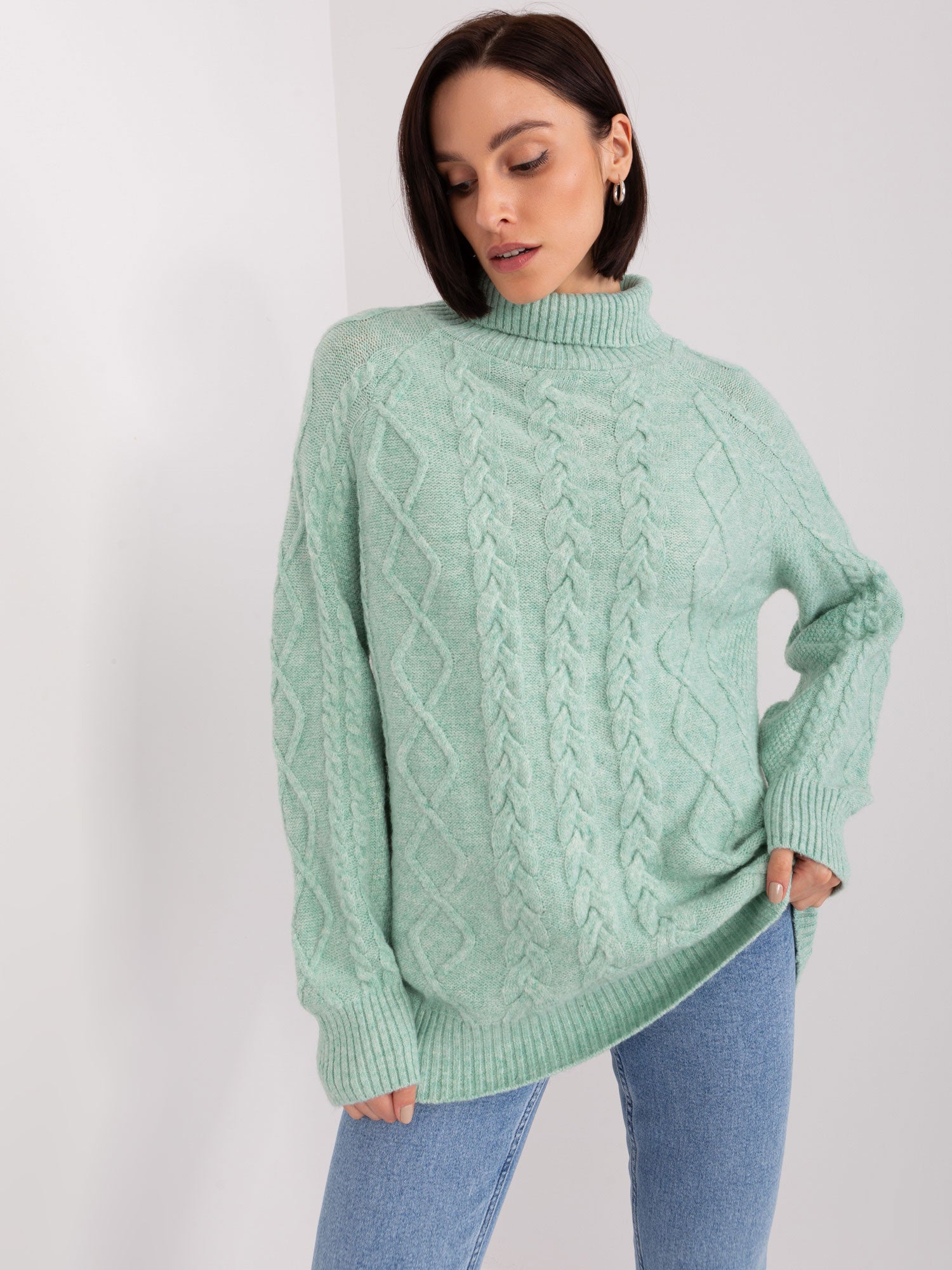 Miętowy damski sweter w warkocze