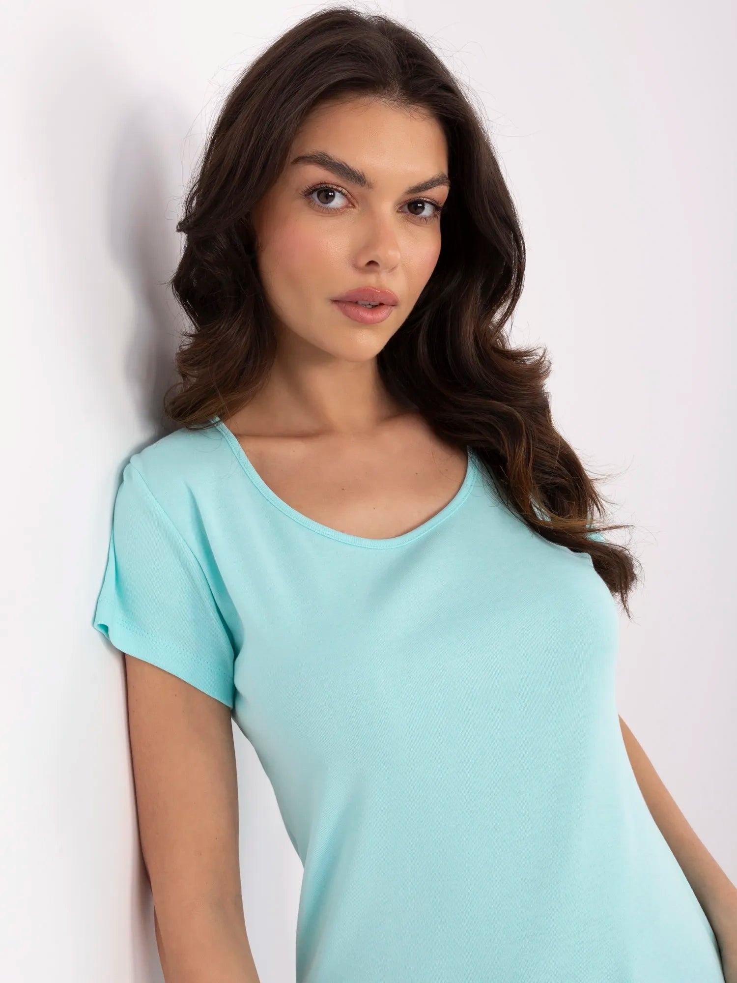 RUE PARIS Miętowy t-shirt basic o dopasowanym kroju