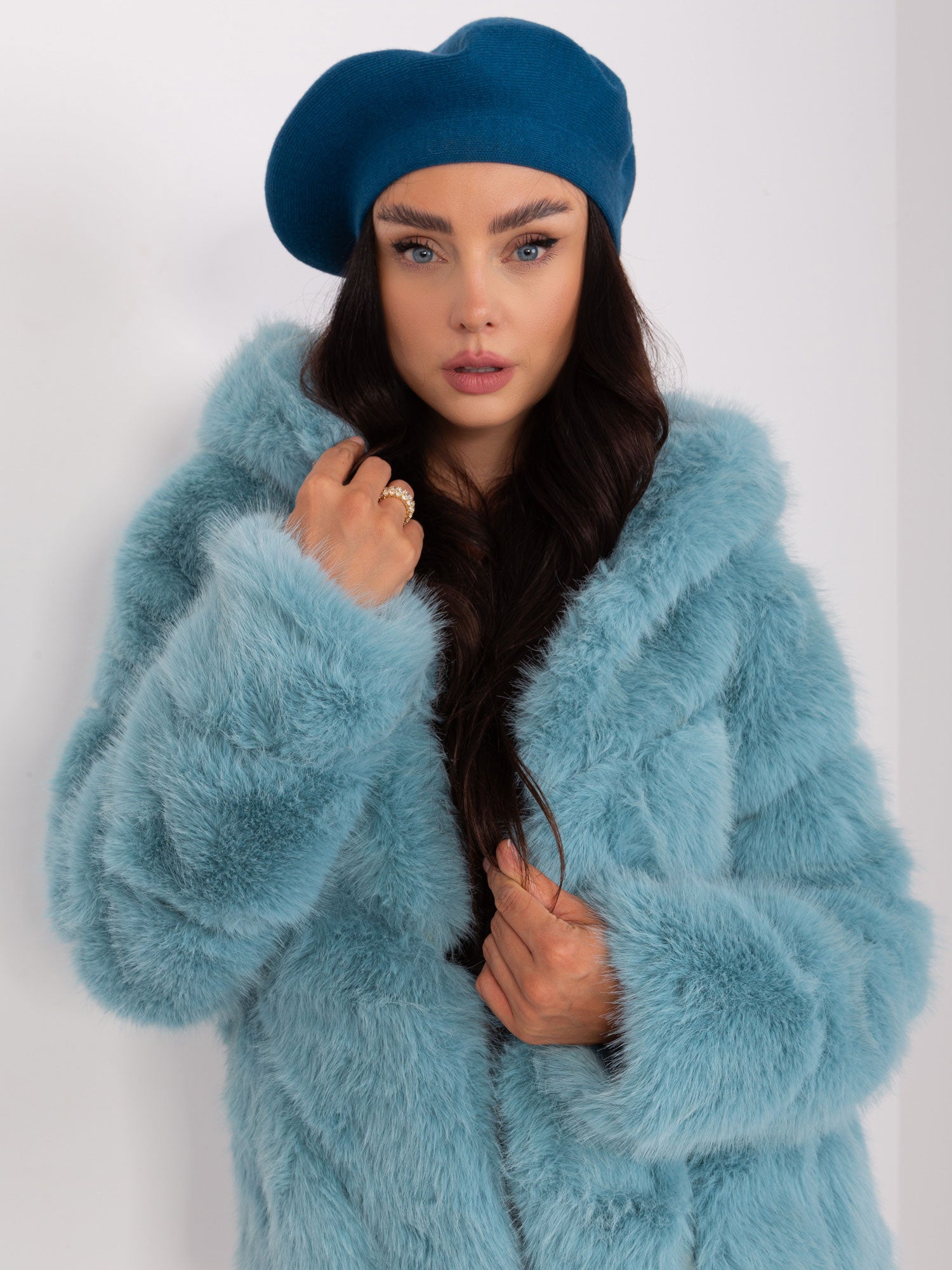 Morski beret damski z dzianiny