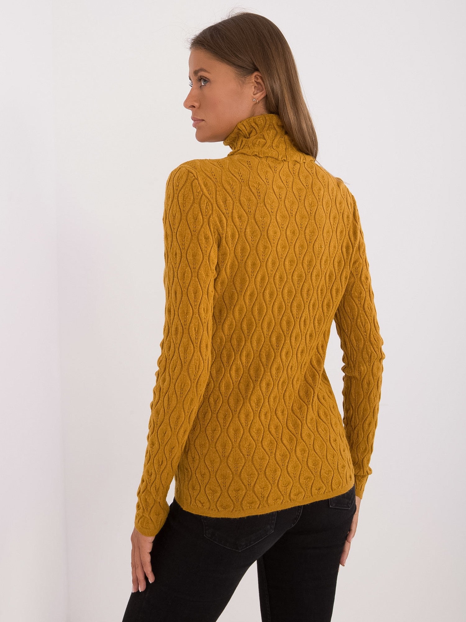 Musztardowy damski sweter golf w ażurowy wzór
