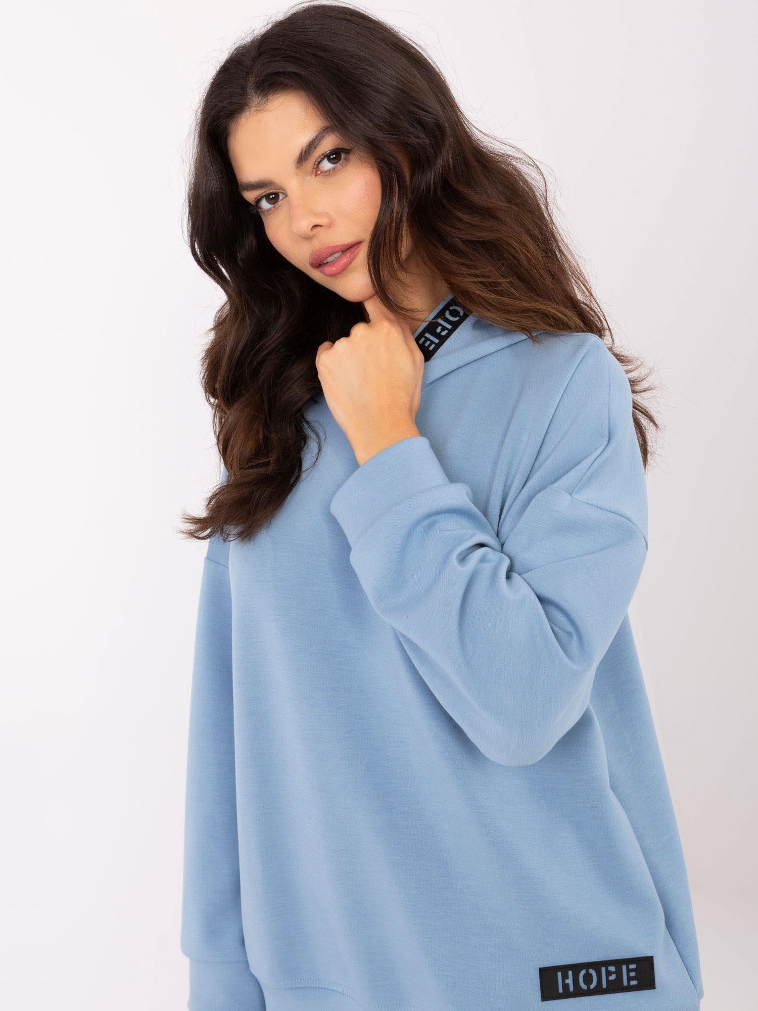 Niebieska damska bluza hoodie z naszywkami