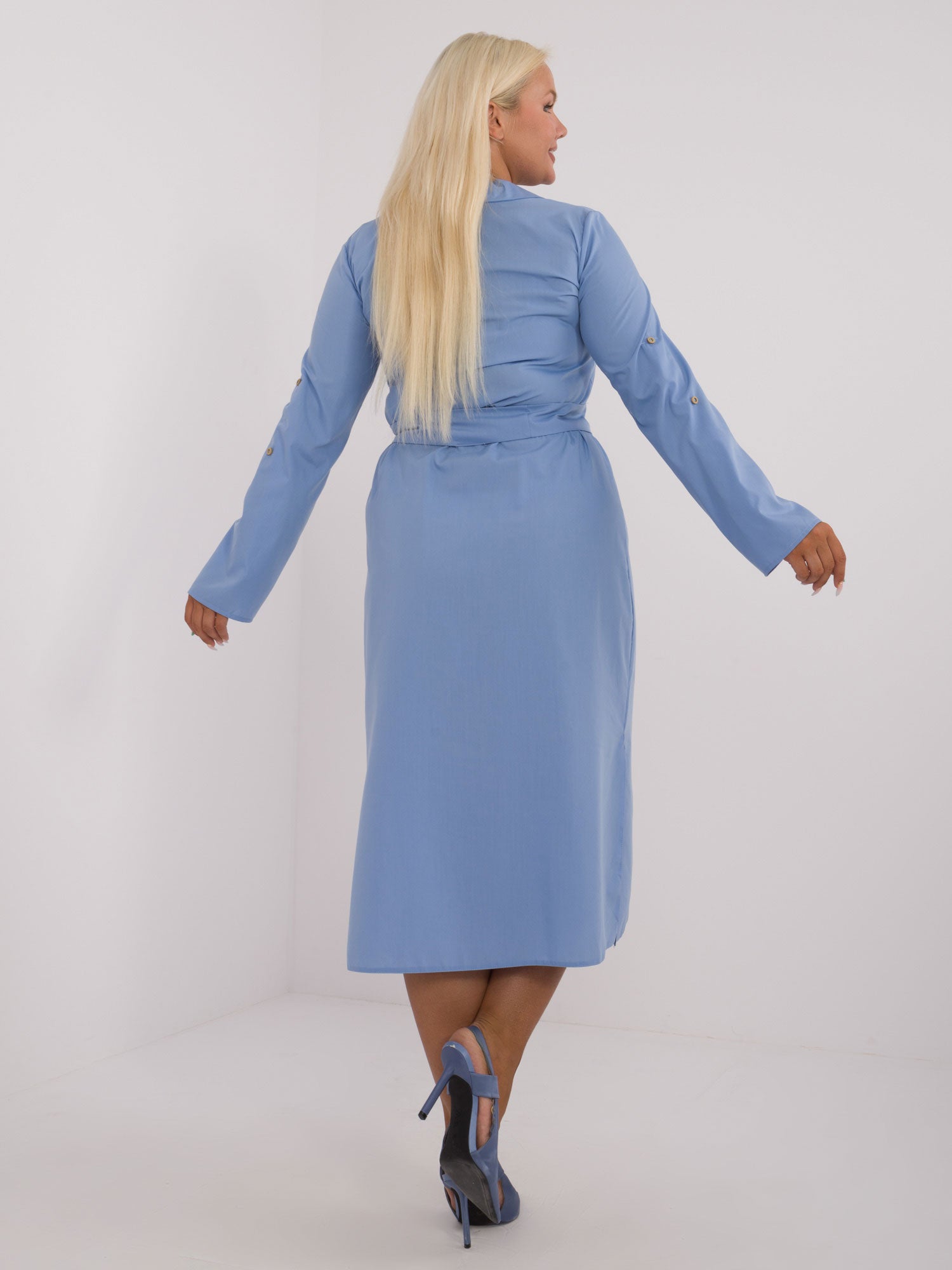Niebieska długa sukienka plus size z bawełny