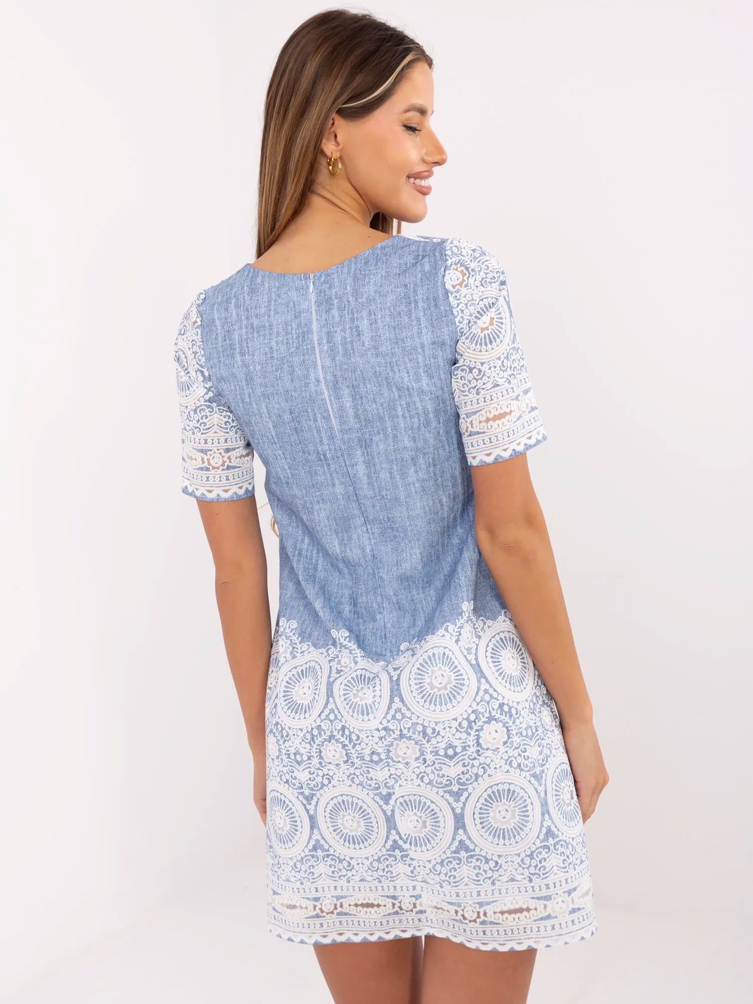 Niebieska elegancka sukienka we wzory