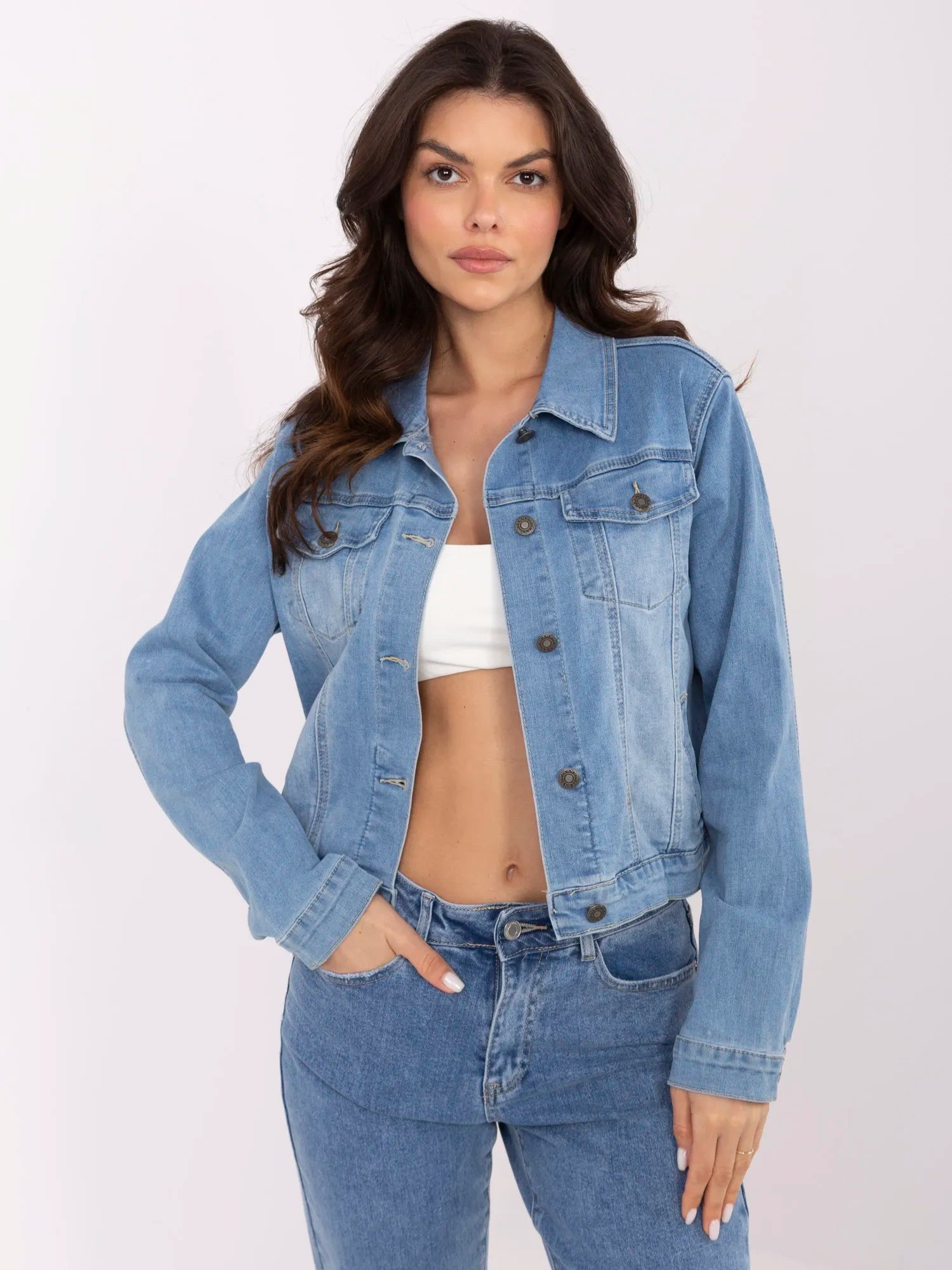 Niebieska krótka kurtka jeansowa z kieszeniami