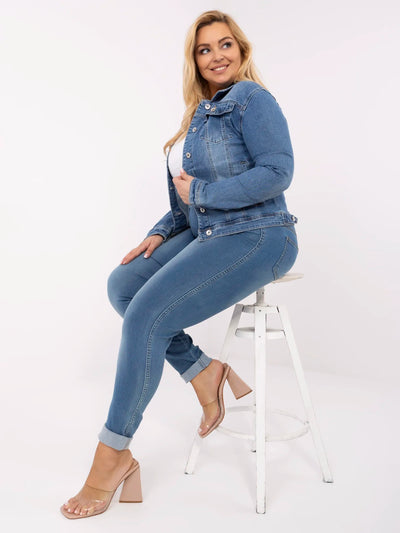 Niebieska jeansowa kurtka plus size z kieszeniami