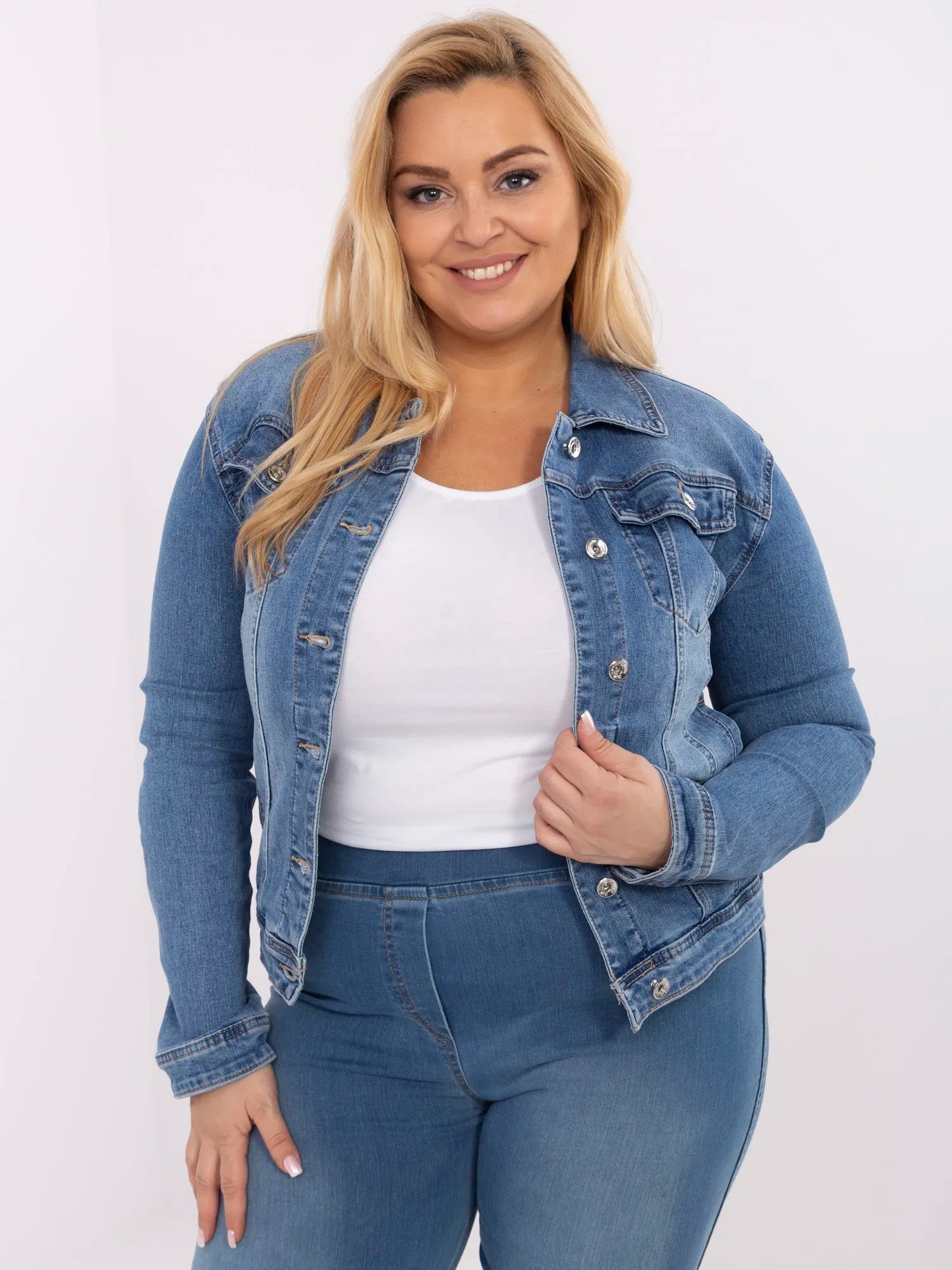 Niebieska jeansowa kurtka plus size z kieszeniami