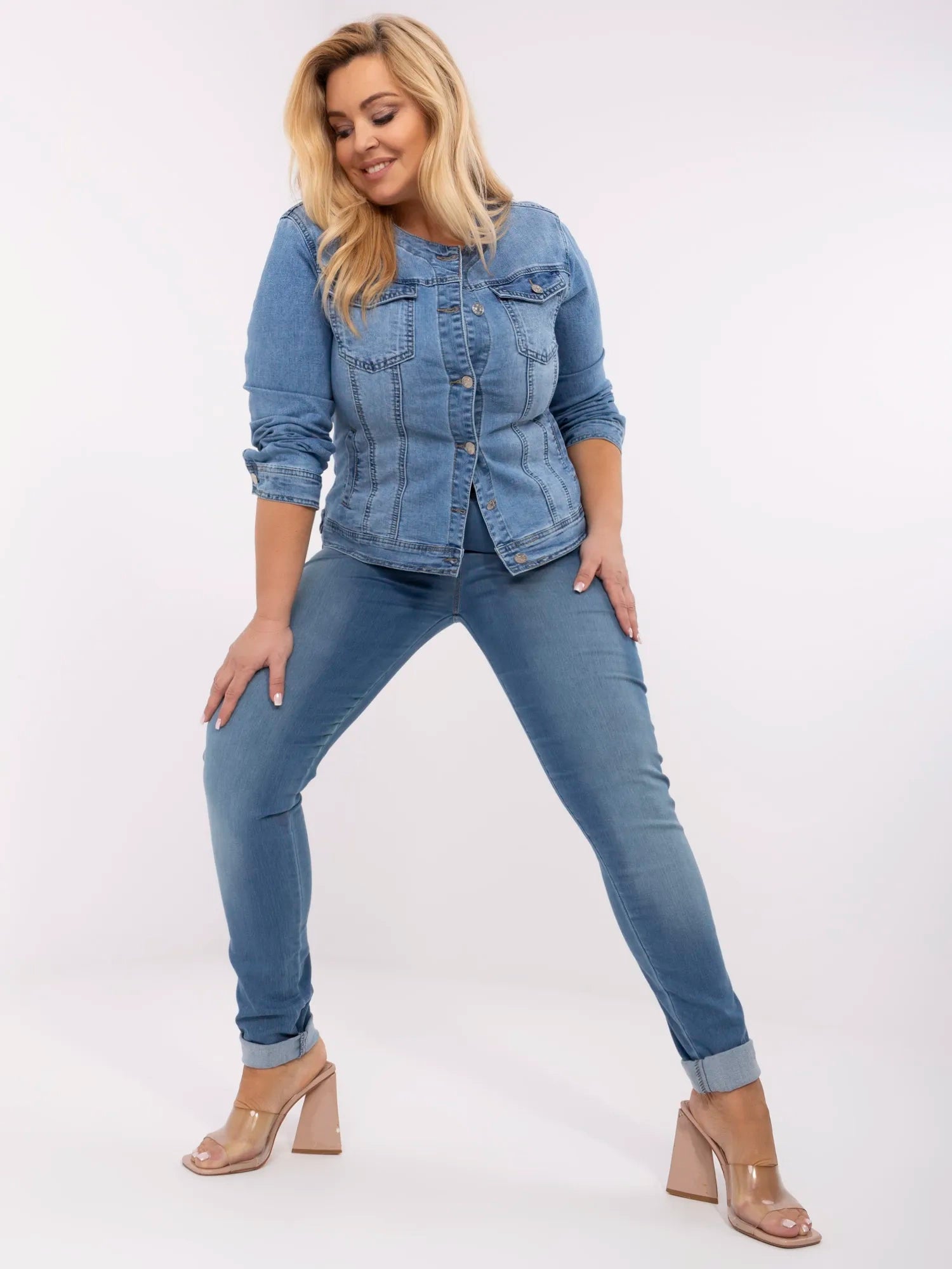 Niebieska jeansowa kurtka plus size o dopasowanym kroju