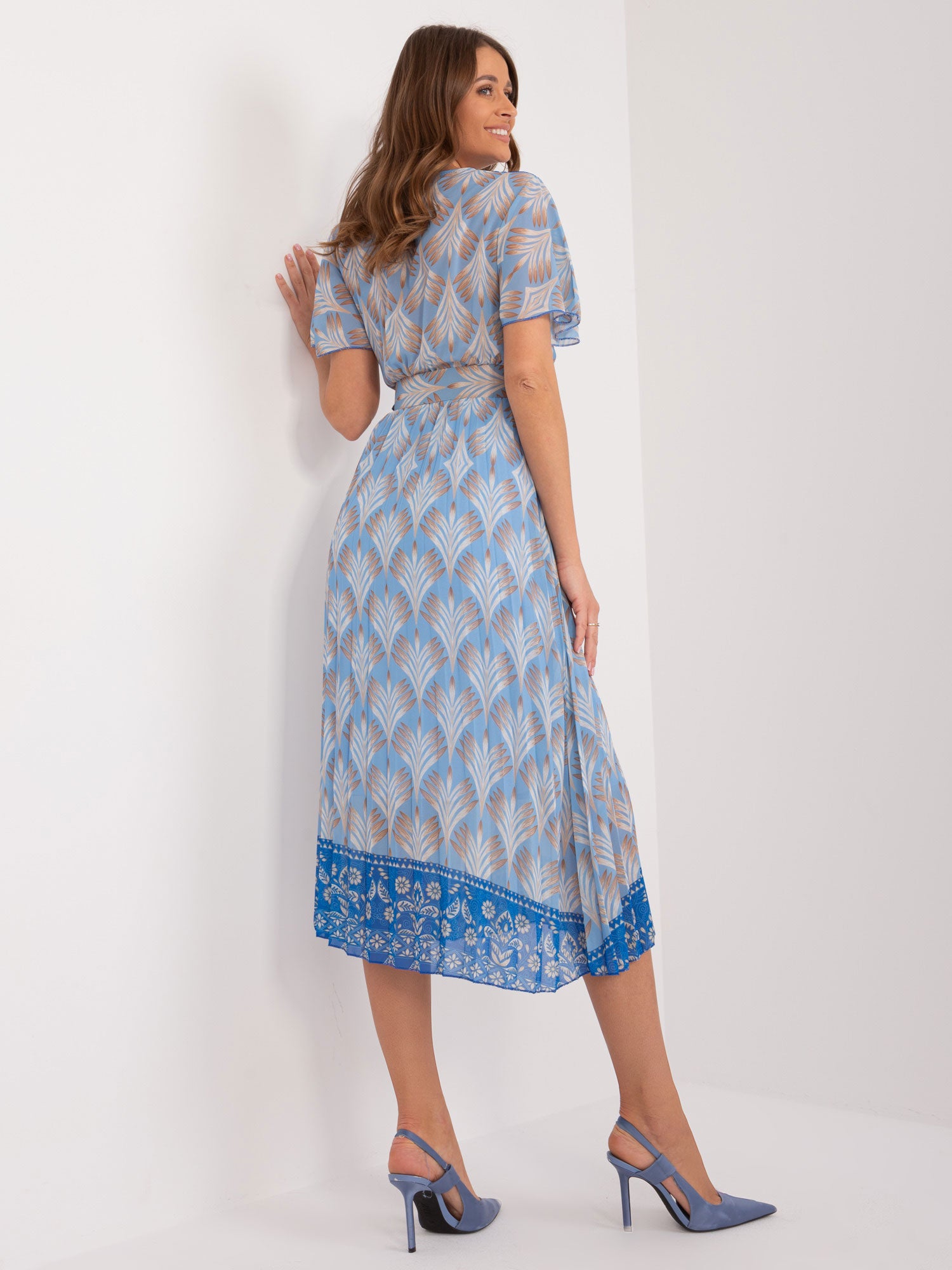 Niebieska sukienka z printami i krótkim rękawem