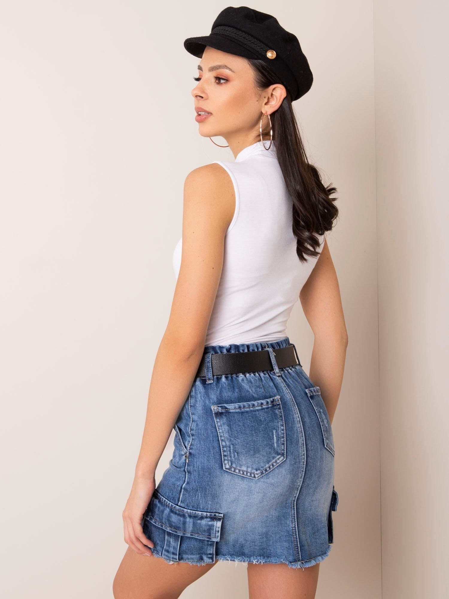 Niebieska spódnica z kieszeniami